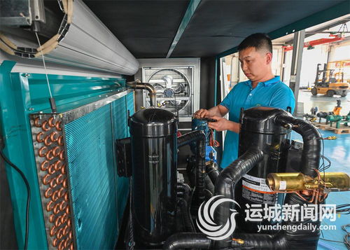 山西新源谷能源科技工人在生產(chǎn)地源熱泵產(chǎn)品