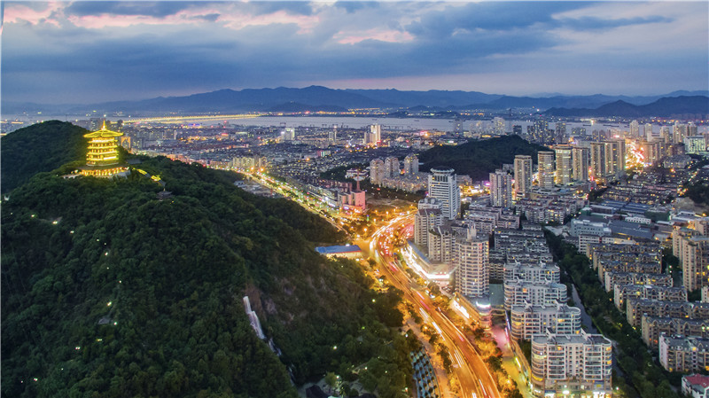 臺州新春第一會，3位企業家坐主席臺，書記到臺前為他們頒獎